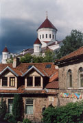 Künstlerviertel mit Festungsanlagen im Hintergrund